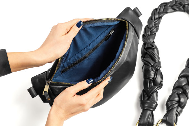 打开黑色皮革背心与蓝色内衬图片下载