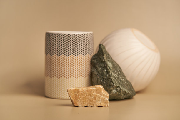 最小的背景，一个模型与平台的产品演示，抽象光背景与天然石头和瓷架。有空间复制。高质量照片图片下载