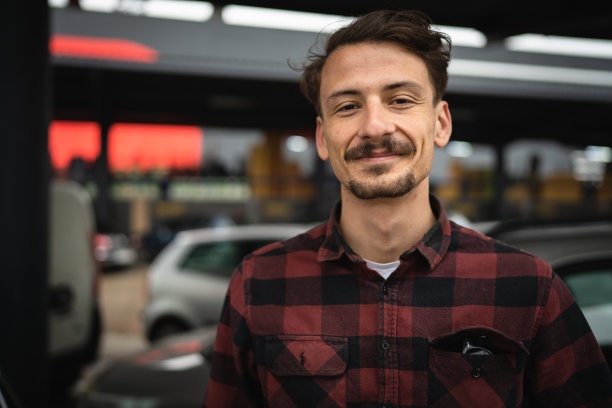 一个成年白人男子的肖像现代男性与胡子图片下载