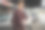 一个快乐的白人男子站在停车场的白天图片下载