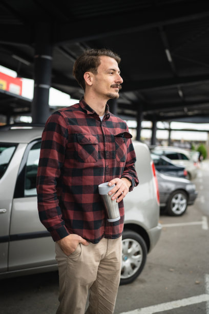 一个快乐的白人男子站在停车场的白天图片下载