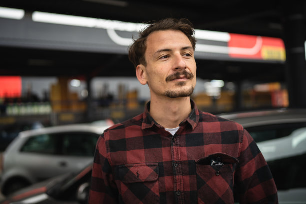 一个成年白人男子的肖像现代男性与胡子图片下载