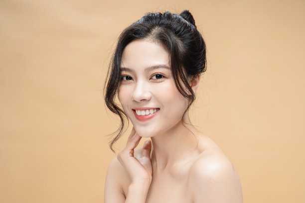 在背景上的年轻亚洲商业女性的全长图像图片下载