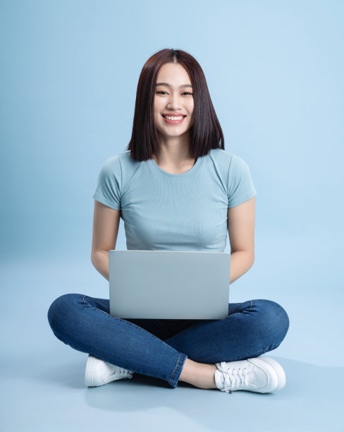 年轻的亚洲女性在背景上摆姿势的图像图片下载