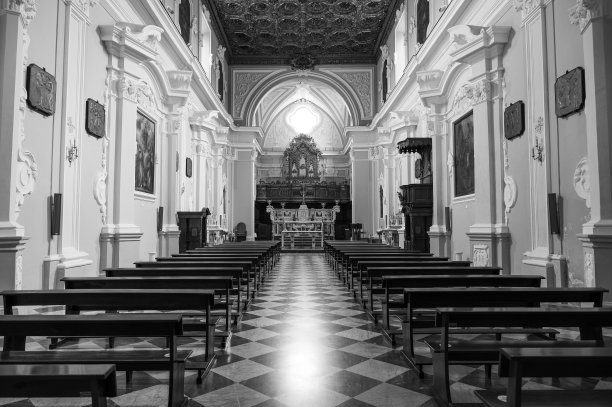 Teano。圣弗朗西斯科教堂。图片下载