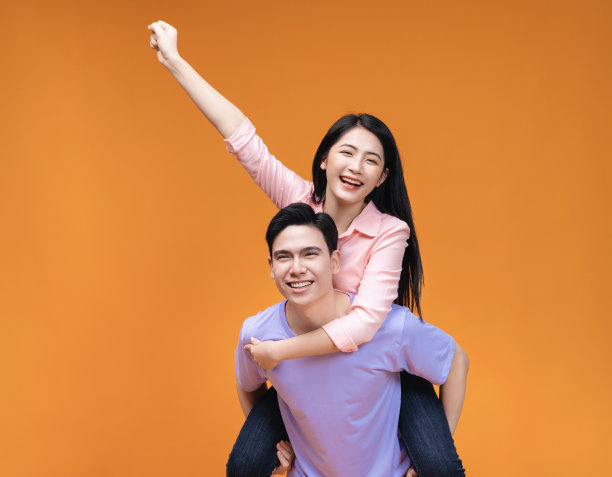 年轻的亚洲夫妇的背景图片下载