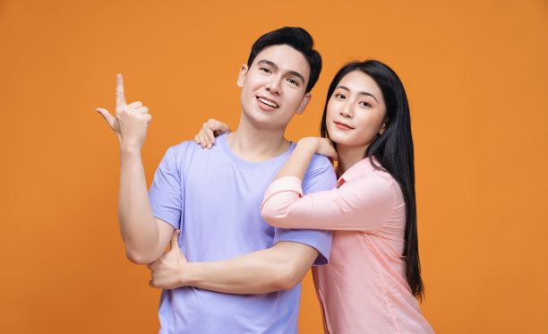 年轻的亚洲夫妇的背景图片下载