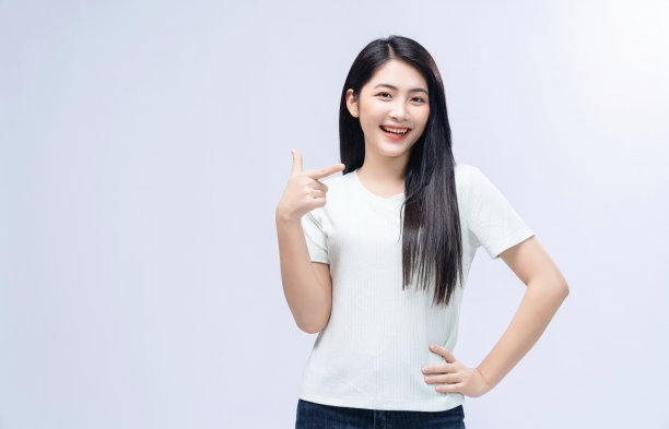年轻的亚洲女孩在背景上摆姿势图片下载