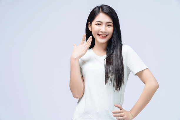 年轻的亚洲女孩在背景上摆姿势图片下载