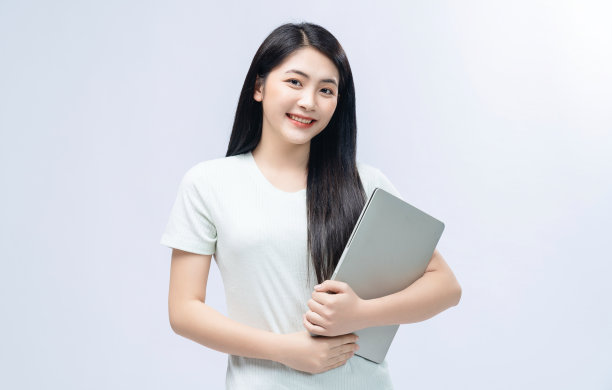 年轻的亚洲女孩拿着笔记本电脑的背景图片下载