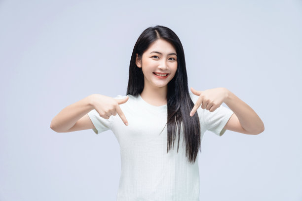 年轻的亚洲女孩在背景上摆姿势图片下载