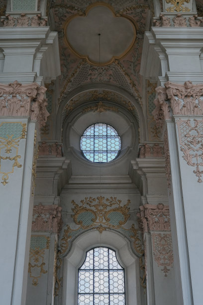 华丽华丽的巴伐利亚巴洛克式教堂大教堂内部有灰泥，壁画，祭坛，柱，天花板画，金，木圆顶中殿图片下载