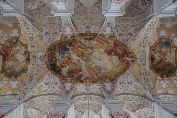 华丽华丽的巴伐利亚巴洛克式教堂大教堂内部有灰泥，壁画，祭坛，柱，天花板画，金，木圆顶中殿图片下载