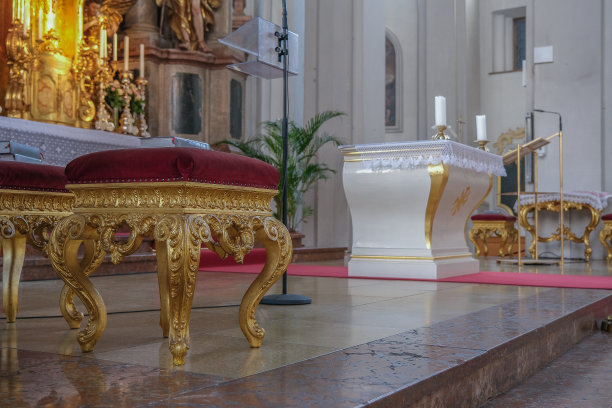 华丽华丽的巴伐利亚巴洛克式教堂大教堂内部有灰泥，壁画，祭坛，柱，天花板画，金，木圆顶中殿图片下载