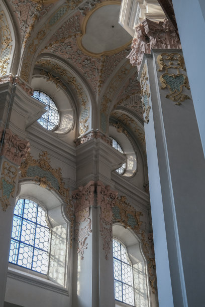 华丽华丽的巴伐利亚巴洛克式教堂大教堂内部有灰泥，壁画，祭坛，柱，天花板画，金，木圆顶中殿图片下载