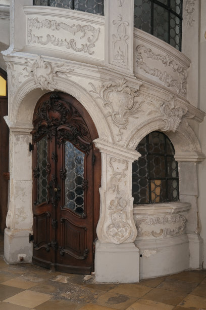 华丽华丽的巴伐利亚巴洛克式教堂大教堂内部有灰泥，壁画，祭坛，柱，天花板画，金，木圆顶中殿图片下载