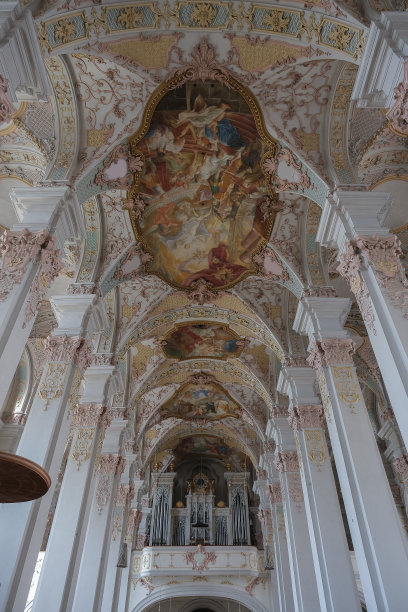 华丽华丽的巴伐利亚巴洛克式教堂大教堂内部有灰泥，壁画，祭坛，柱，天花板画，金，木圆顶中殿图片下载
