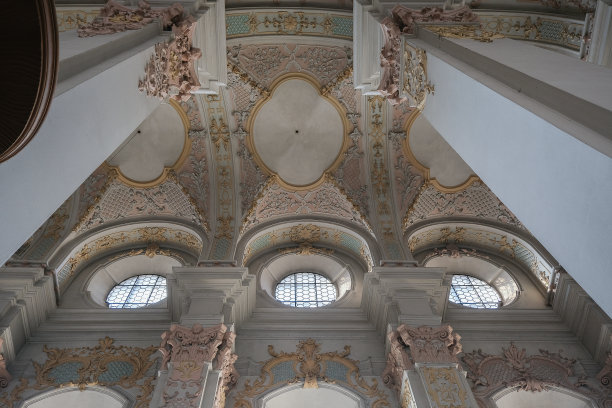 华丽华丽的巴伐利亚巴洛克式教堂大教堂内部有灰泥，壁画，祭坛，柱，天花板画，金，木圆顶中殿图片下载