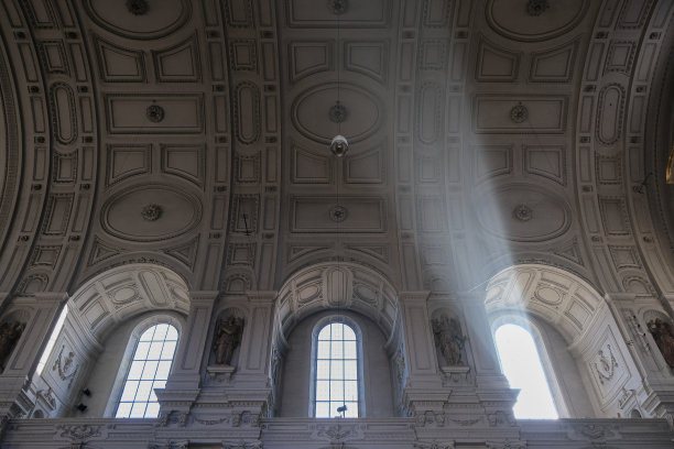 华丽华丽的巴伐利亚巴洛克式教堂大教堂内部有灰泥，壁画，祭坛，柱，天花板画，金，木圆顶中殿图片下载