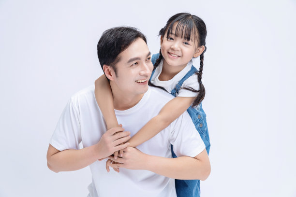 背景是亚裔父女的形象图片下载