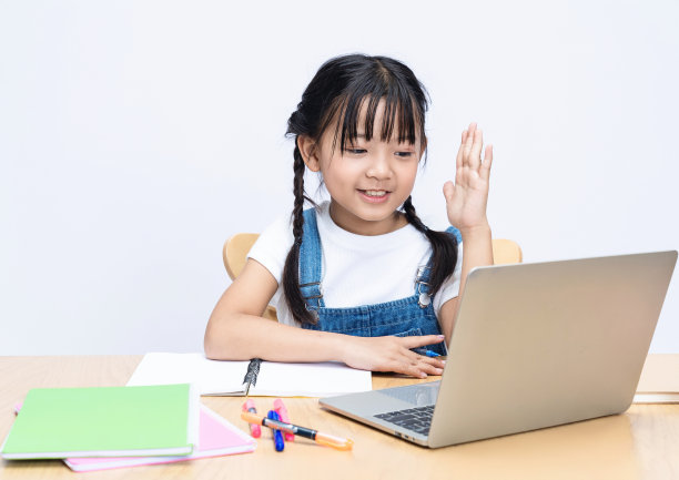 亚洲孩子在背景上学习的照片图片下载