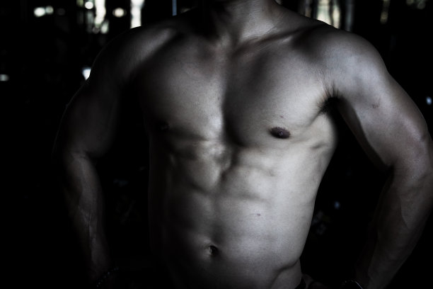 性感的身体肌肉年轻的亚洲男子在健身房。保健的概念，锻炼健身，强壮的肌肉质量。图片下载