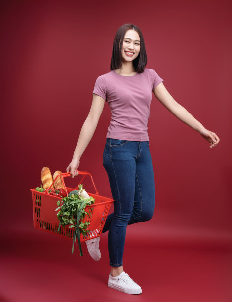 年轻的亚洲女人，超市，杂货店图片下载