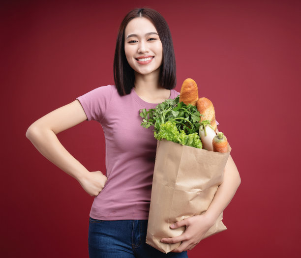 年轻的亚洲女人，超市，杂货店图片下载