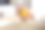 男子在办公室挤压黄色压力球，特写图片下载