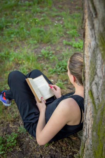 年轻的女孩在看书图片下载