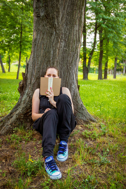 年轻的女孩在看书图片下载