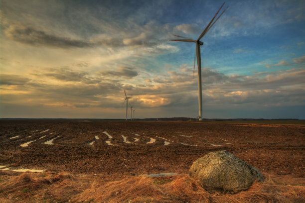 景观与风电场，冬季波兰欧洲，蓝天图片下载
