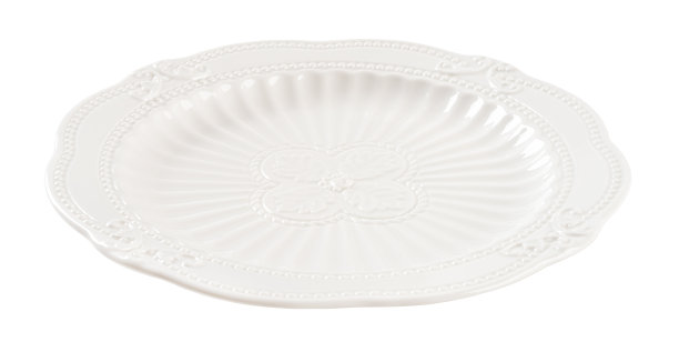 空的古董瓷盘切割。有质感的白色盘子，白色背景上有一个孤立的花卉图案。精美的餐具、陶器食品设计。陶器的概念。图片下载