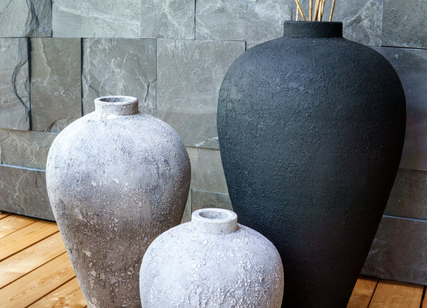 木制露台上的陶罐图片下载