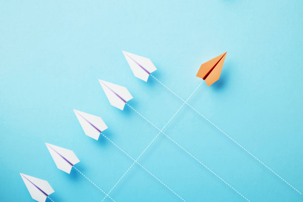 纸飞机在蓝色背景上向不同的方向飞行图片下载