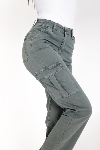 裁剪镜头苗条的女人在时尚的绿色裤子上的白色背景。库存图片图片下载