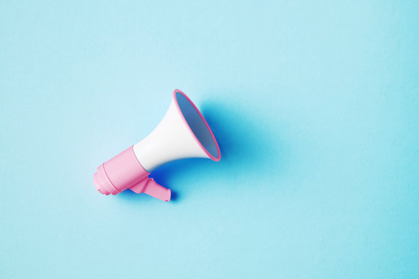 白色和粉红色扩音器在蓝色背景图片下载