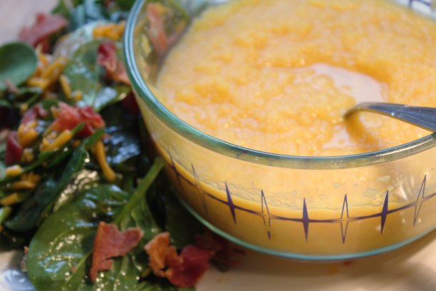 免费照片-网站，美食博客，或营销应用程序的最佳食物背景-关闭碗我们的厨师的美味南瓜/咖喱汤与新鲜的菠菜沙拉-日常汤和沙拉菜单上的特别菠菜沙拉与汤图片下载