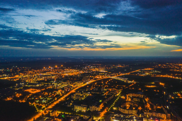 夜间城市街道鸟瞰图。无人机摄影图片下载