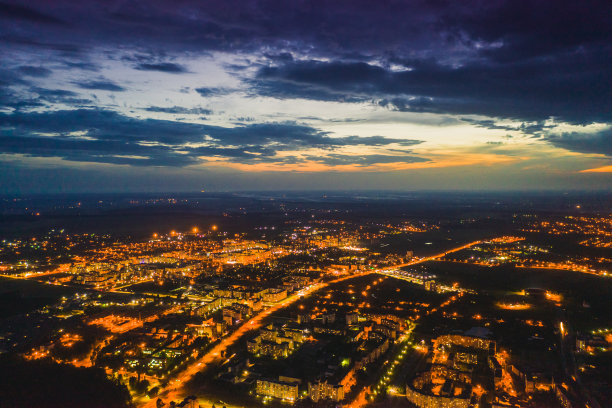 夜间城市街道鸟瞰图。无人机摄影图片下载