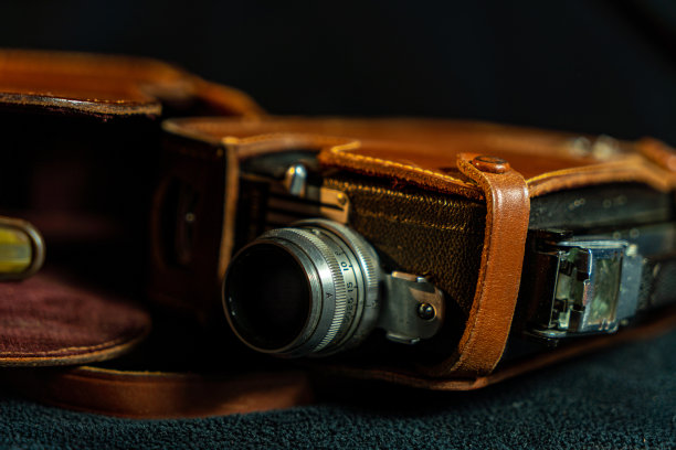 老式胶片相机与黑色背景图片下载