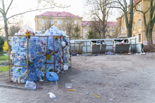 俄罗斯加里宁格勒的肮脏街道，塑料容器和垃圾桶被填得满满的。图片下载