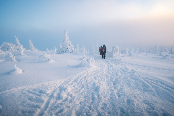 徒步旅行者沿着欧内斯特-拉福斯走到那里图片下载