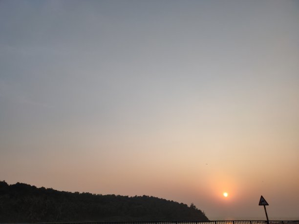 日落山和路牌视图图片下载