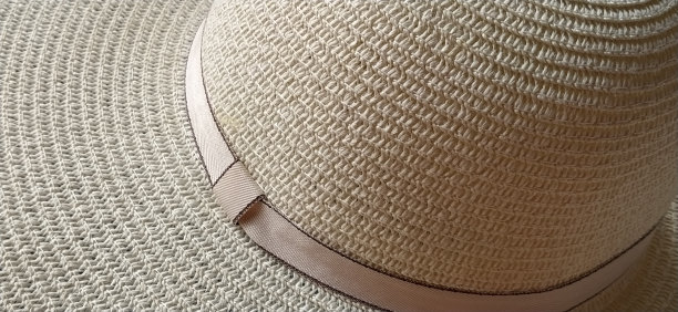 帽子的饰带。头饰头饰上的带子或装饰品草帽特写。旅游休闲主题。夏天的假期。从上面看。图片下载