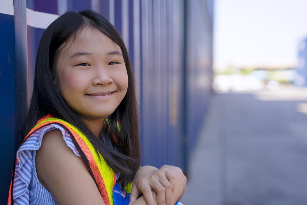 工人在集装箱仓库工作。图片下载