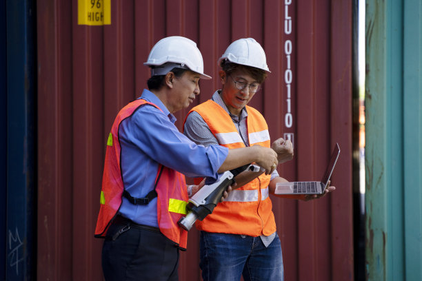 工人在集装箱仓库工作。图片下载