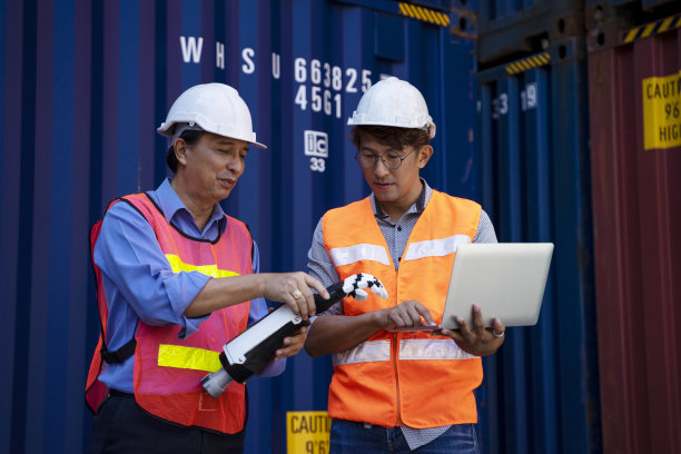 工人在集装箱仓库工作。图片下载