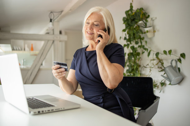 开朗的老年妇女在网上购物图片下载