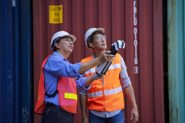 工人在集装箱仓库工作。图片下载